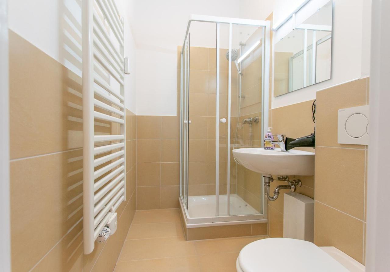 Raj Living - 1 Or 4 Room Apartments - 15 Min To Messe Dus - 10 Min Old Town Dus ดุสเซลดอร์ฟ ภายนอก รูปภาพ